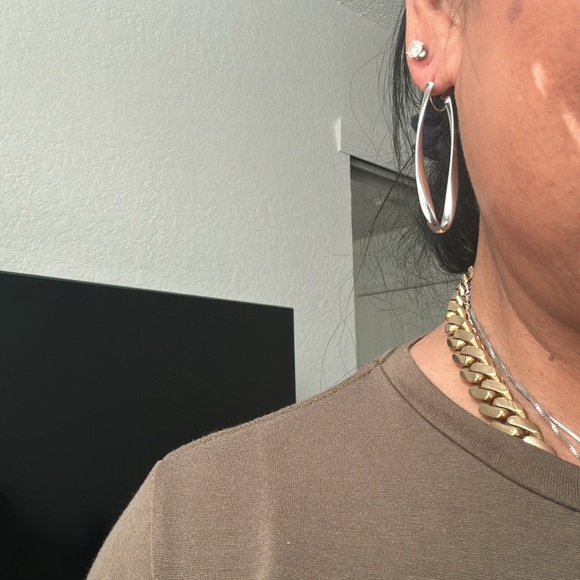 14kt white gold earrings beautiful for rugged wear - Picture 5 of 5